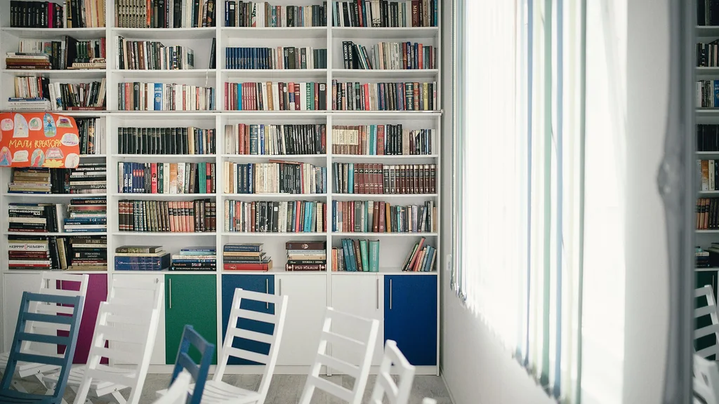 Scaffali pieni di libri in una biblioteca