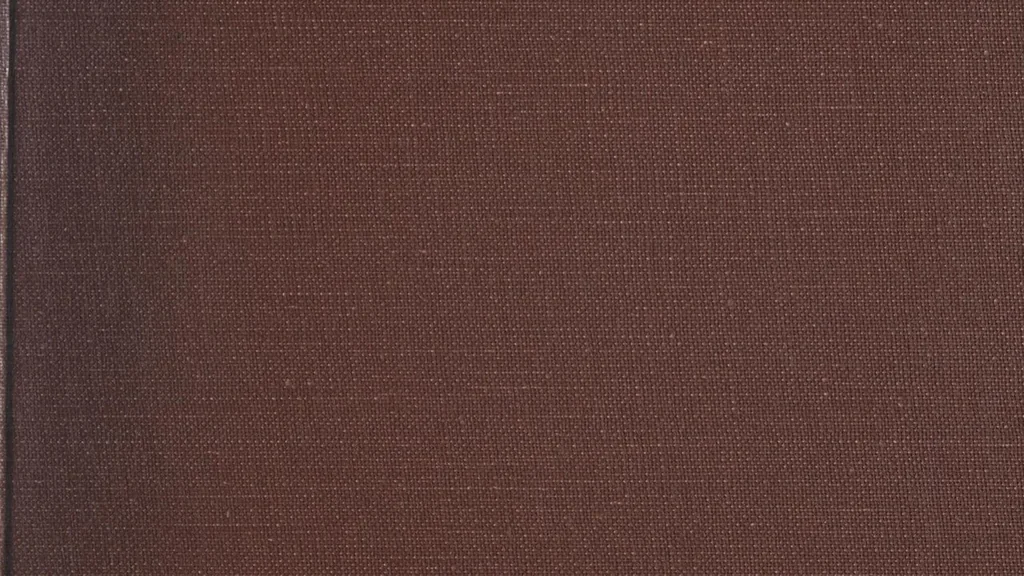 Dorsi di libri ordinati in una serie su uno scaffale