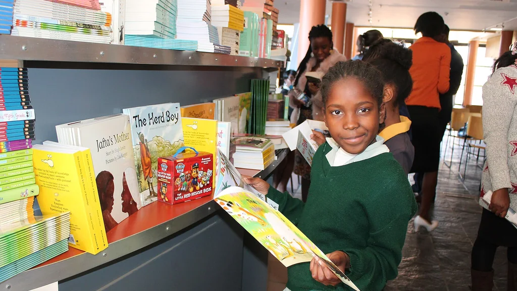 Una studentessa consulta libri di testo scolastici