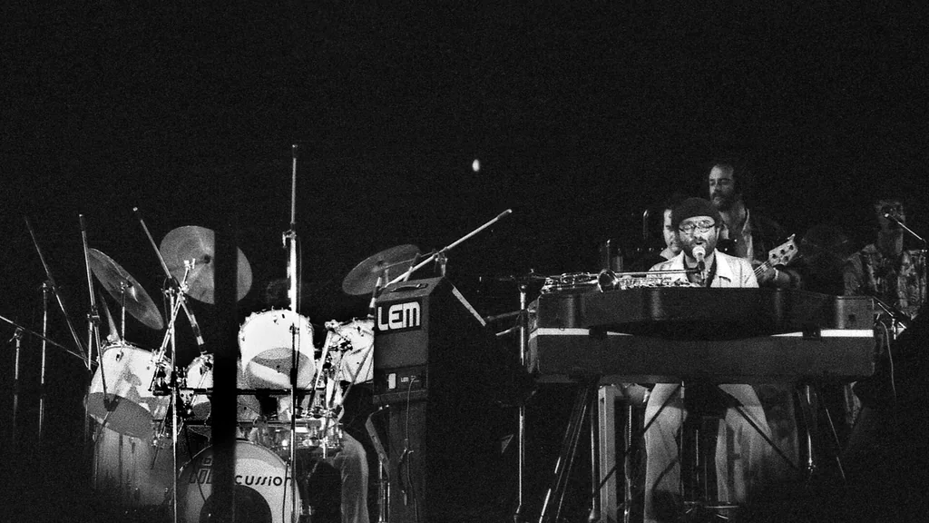 Lucio Dalla durante un concerto