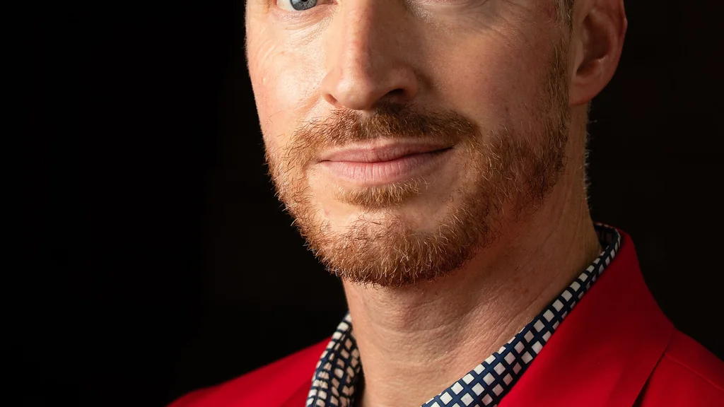 Andrew Sean Greer durante una presentazione letteraria