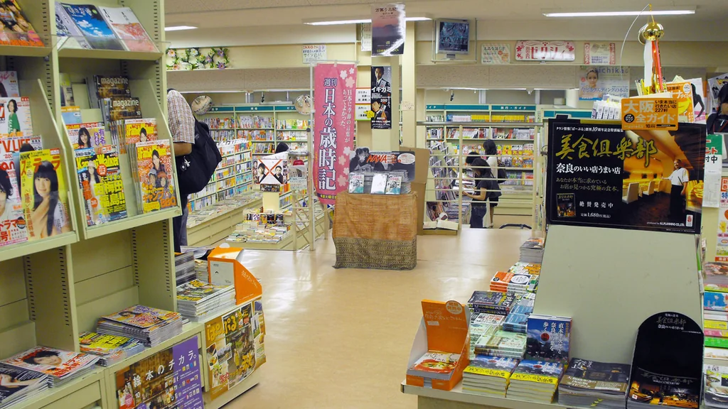 Libri e copertine esposti in una libreria